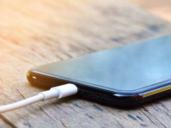 Pametni telefon _ punjenje baterije _ Foto Shutterstock (3).jpg