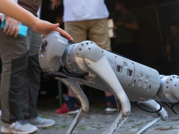 Robot pas _ Foto Shutterstock (1).jpg