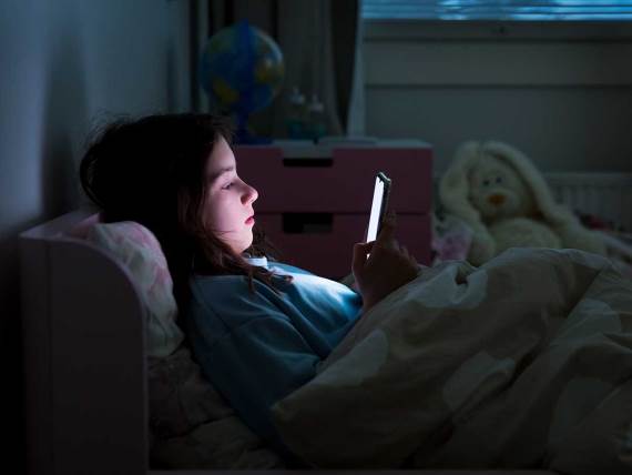 Dete koristi telefon