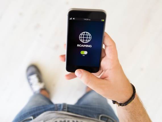 Čovek _ telefon _ roming _ Foto Profimedia.jpg