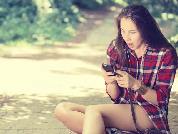 Devojka _ telefon _ iznenađenje _ šok _ Foto Shutterstock.jpg