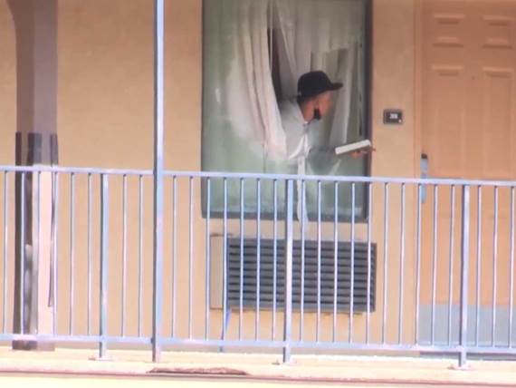 Delarosa maše Biblijom kroz slomljen prozor