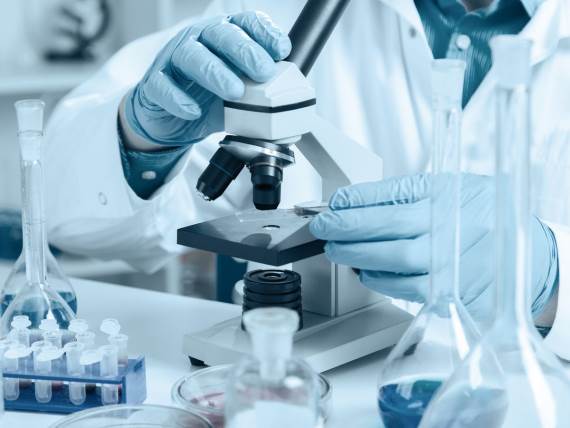 Laboratorija _ mikroskop _ Foto Shutterstock.jpg