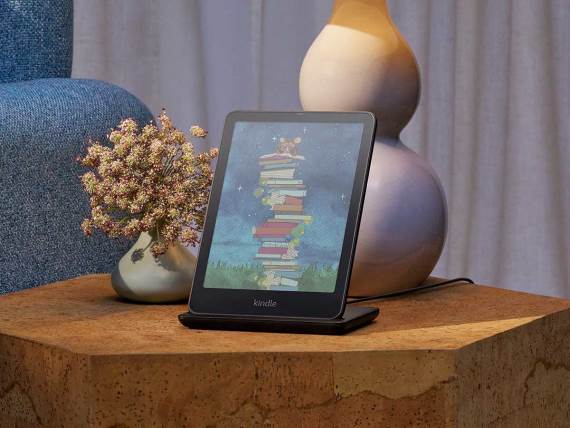 Kindle Colorsoft na postolju