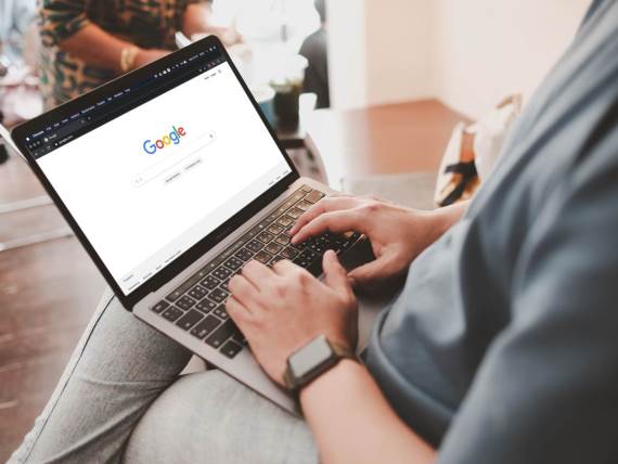 Google _ laptop _ Foto Shutterstock.jpg