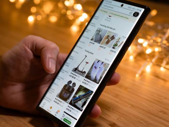 Temu aplikacija _ telefon _ onlajn kupovina _ Foto Shutterstock.jpg