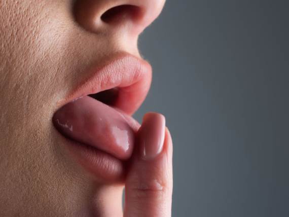 Jezik _ usta _ prst _ Foto Shutterstock.jpg