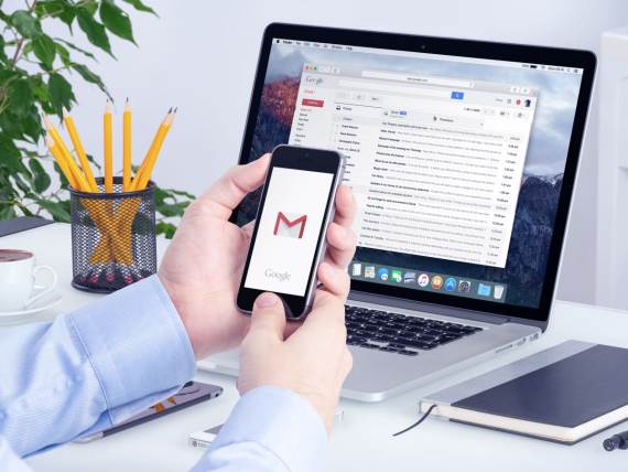 Google Gmail _ telefon _ laptop _ Foto Shutterstock (2).jpg