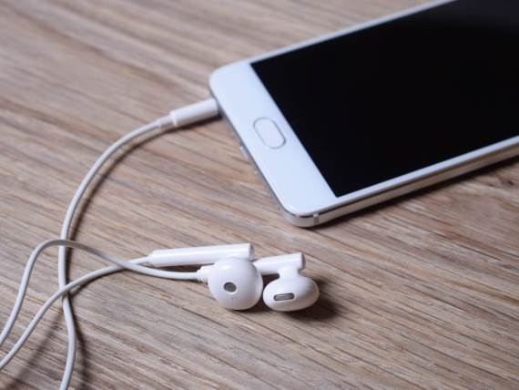 Telefon _ slušalice _ Foto Shutterstock.jpg