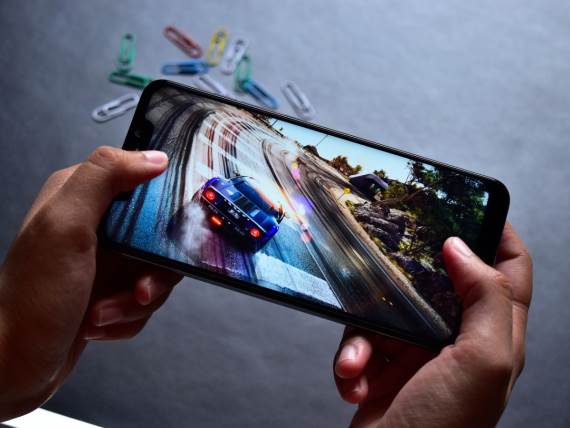 Pametni telefon _ igra _ igranje _ gejming _ Foto Shutterstock.jpg