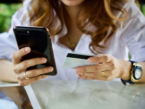 Onlajn kupovina _ žena _ telefon _ kartica _ Foto Shutterstock.jpg