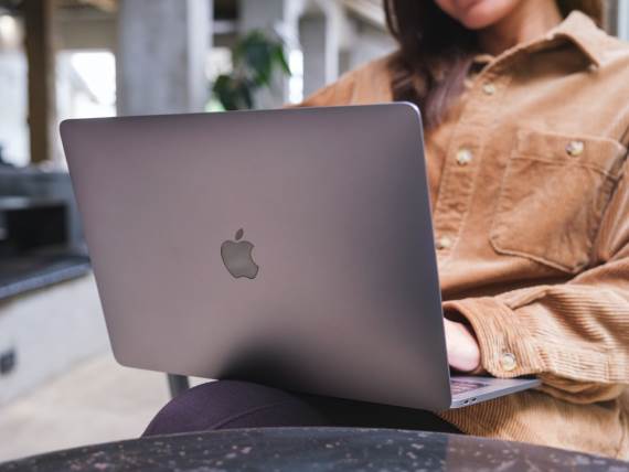 Apple MacBook Pro _  laptop _ računar _ kompjuter _ devojka _ Foto Shutterstock.jpg