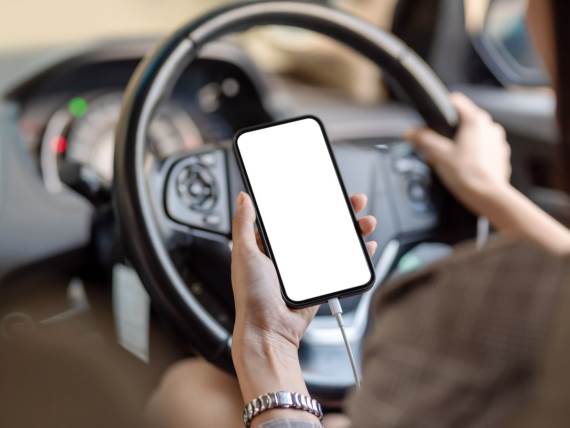 Punjenje telefona u automobilu _ Foto Shutterstock (3).jpg