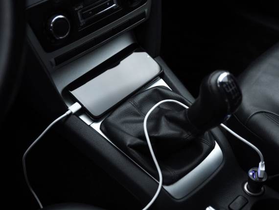 Punjenje telefona u automobilu _ Foto Shutterstock (2).jpg