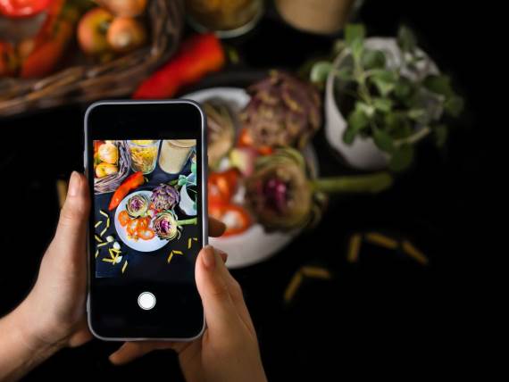 telefon _ hrana _ shutterstock.jpg