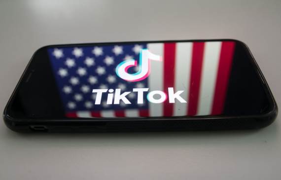 TikTik _ SAD _ Foto Shutterstock.jpg