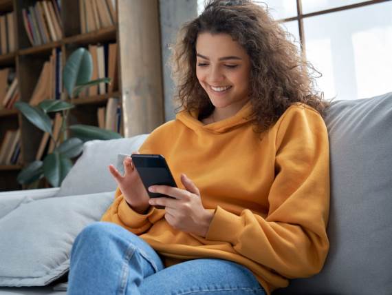 Devojka _ telefon _ dejting aplikacija _ Foto Shutterstock.jpg