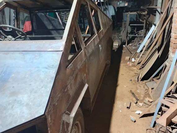 Pakistanski CyberTruck _ Foto Instagram mughalsafeguard (5).jpg