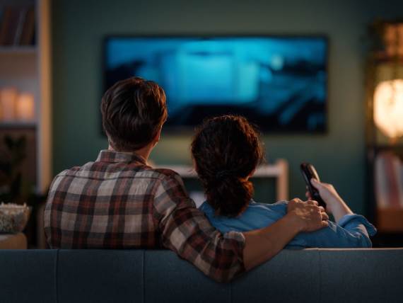 Gledanje televizije _ dvoje _ par _ televizor _ bindžovanje _ Foto Shutterstock.jpg