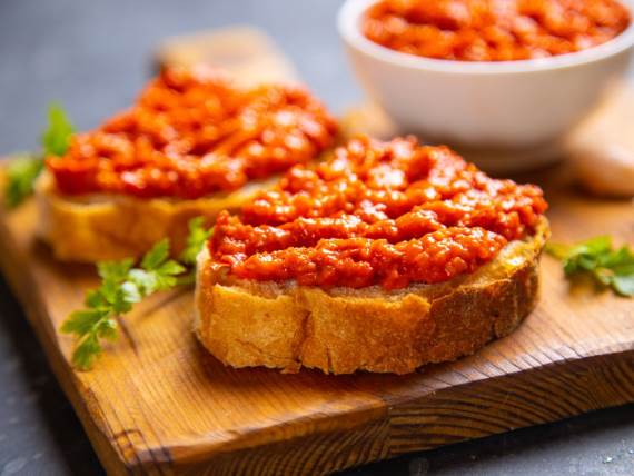 Ajvar _ hleb _ sendvič _ Foto Shutterstock.jpg