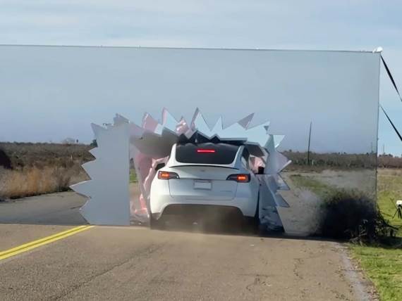 Tesla udara u zid sa slikom puta