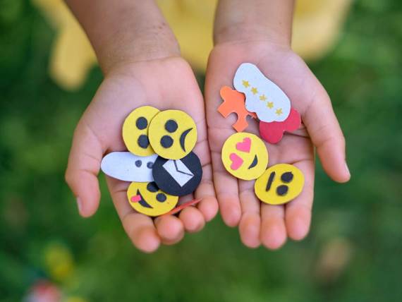 Papirni emodžiji u rukama