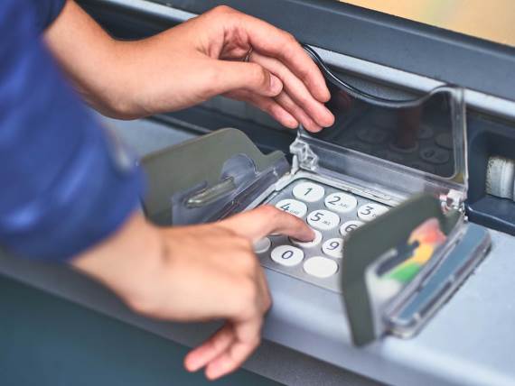 Unos PIN koda na bankomatu