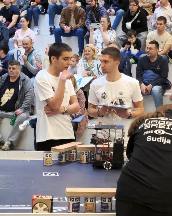 Teslino Jaje srednjoškolci