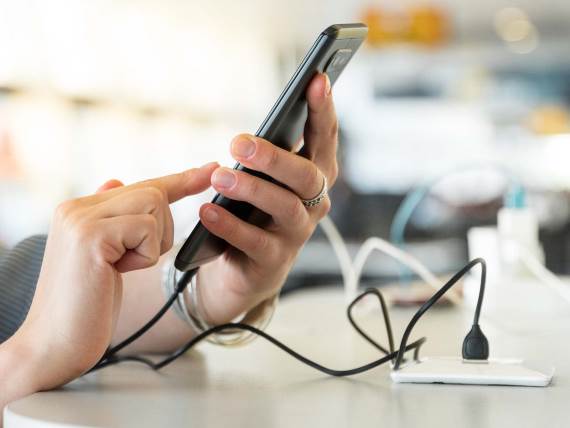 Punjenje telefona na javnom mestu