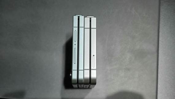 Samsung Galaxy Z Flip7 FE dizajn uživo 5.jpg
