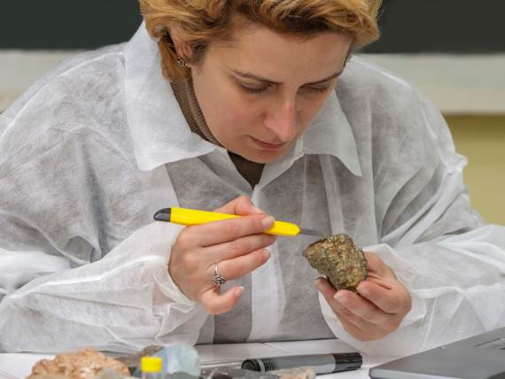 Naučnica proverava kamen ilustracija