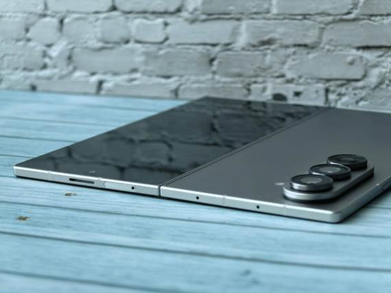 Samsung Galaxy Z Fold7 ravne ivice