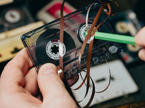 Premotavanje kasete olovkom