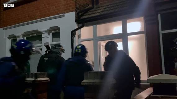 Akcija hapšenja optuženih da su učestvovali u krađi i krijumčarenju telefona u Kinu.