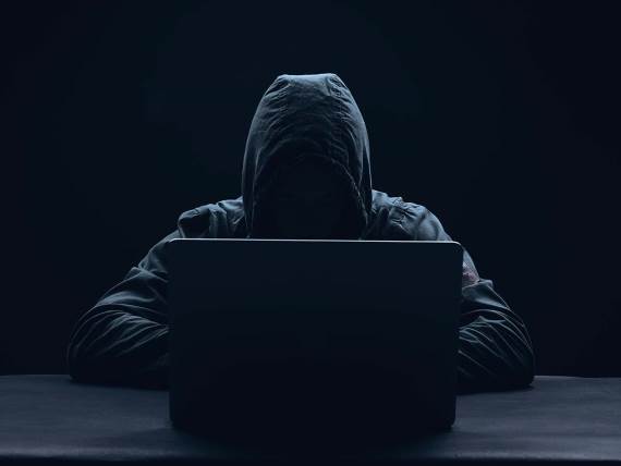 Haker na laptopu