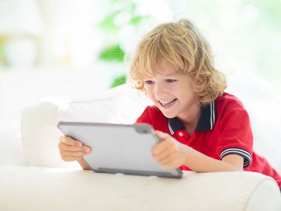 Dečak na tabletu