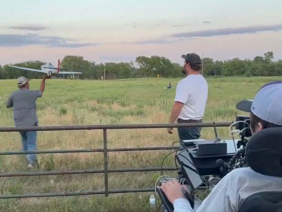 Aleks Konli mislima kontroliše avion na daljinsko upravljanje