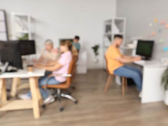 IT kancelarija - zamagljena slika