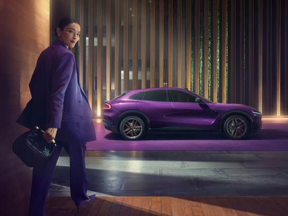 Xiaomi YU7 u ljubičastoj boji