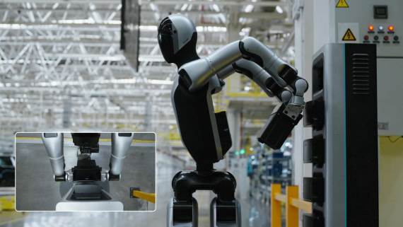 Walker S2 robot sam menja bateriju