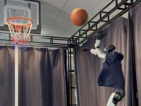 Unitree G1 igra košarku