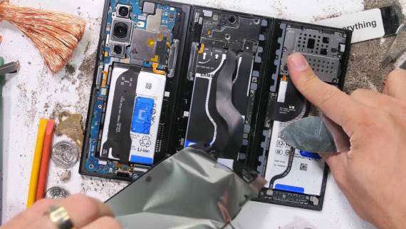 TriFold unutrašnjost telefona