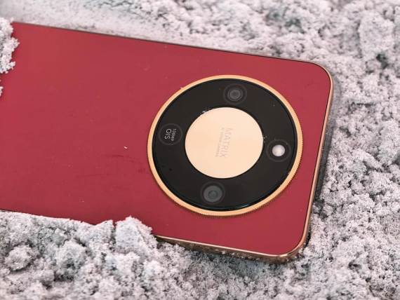 HONOR Magic8 Lite u pesku