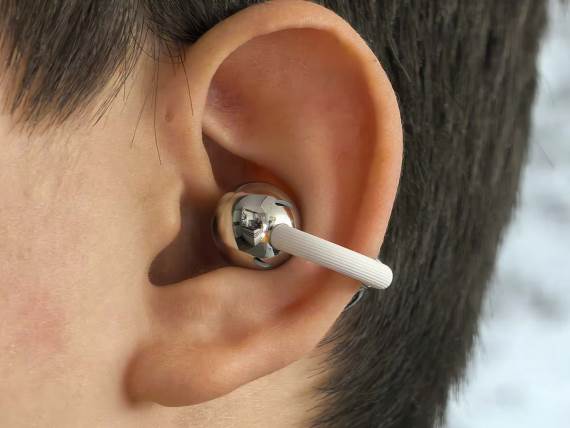 Huawei FreeClip 2 na uvetu