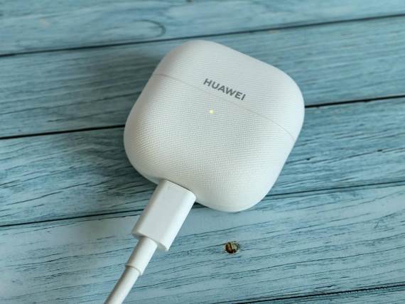 Huawei FreeClip 2 kutijica na punjaču