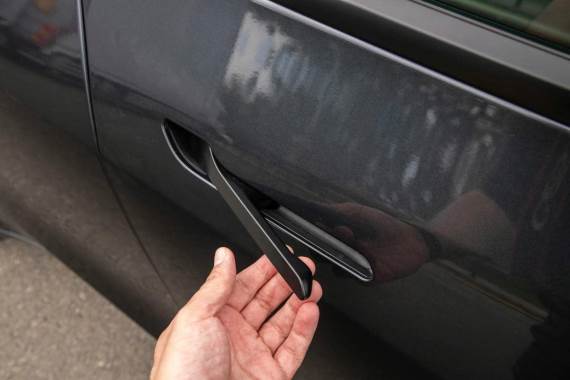 Skrivena kvaka na Tesla vratima