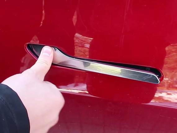 Skrivena kvaka na Tesla automobilima