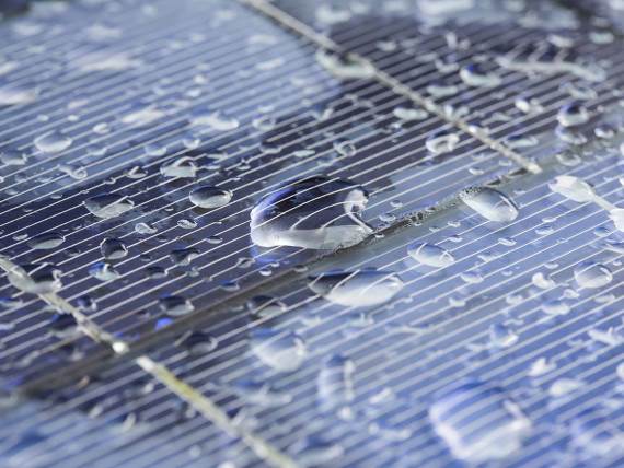 Kapi kiše na solarnom panelu