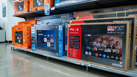 Upakovani televizori Philips i TCL