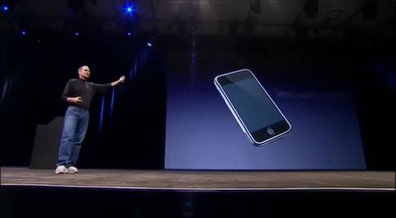 Stiv Džobs predstavlja prvi iPhone